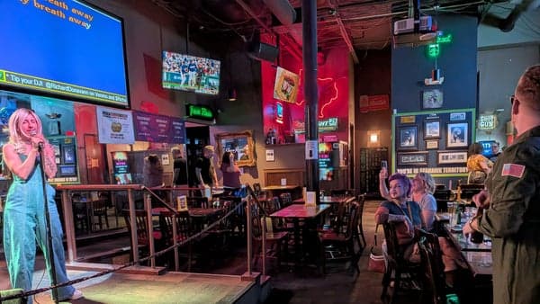 🎤👩🏽‍🎤👨🏻‍🎤👩🏼‍🎤 [N Austin] main stage karaoke @ The Common Interest